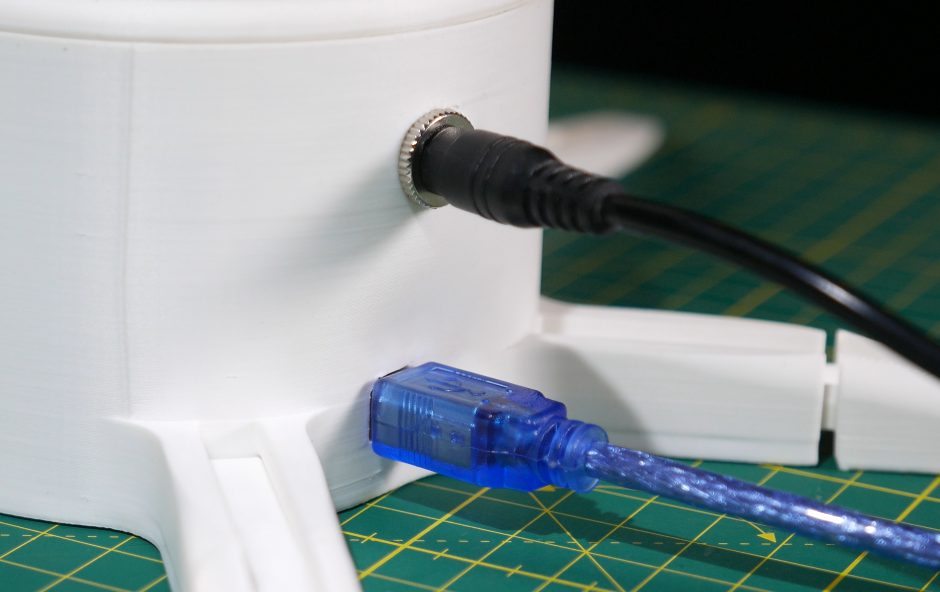 Conecta la fuente y el USB al brazo